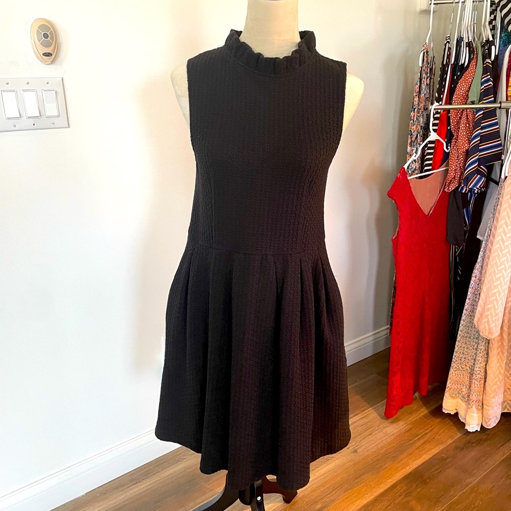Black Sleeveless ruffle neck dress w pockets